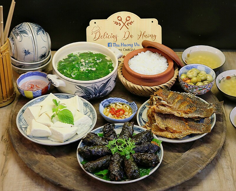 Mâm này gồm các món: Chả lá lốt, cá rô phi rán giòn, canh rau cải, đậu phụ luộc.