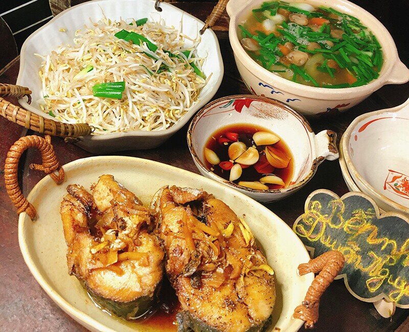 Mâm cơm này gồm các món: Cá kho - giá đỗ xào - canh chua 