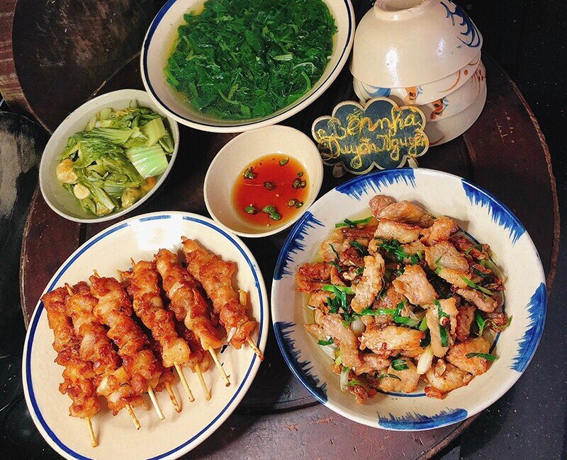 Mâm cơm này gồm các món: - Thịt gà xiên nướng - Dưa cà muối - Nạc nọng heo rang cháy cạnh - Canh mùng tơi nấu tôm khô (Ảnh: Thùy Duyên)