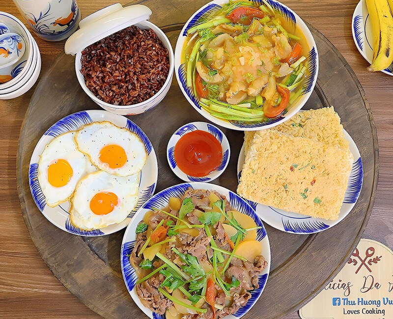 Chị Vũ Thu Hương (Hà Nội) là người mê bếp, luôn tạo ra các mâm cơm nhà ngon, chất lượng. Vì thế, ngắm những mâm cơm của chị khiến ai cũng có tâm trạng "muốn về nhà". Mâm cơm này của chị gồm các món: Thịt bò xào khoai tây, trứng ốp lếp, canh khoai tây rau cần.