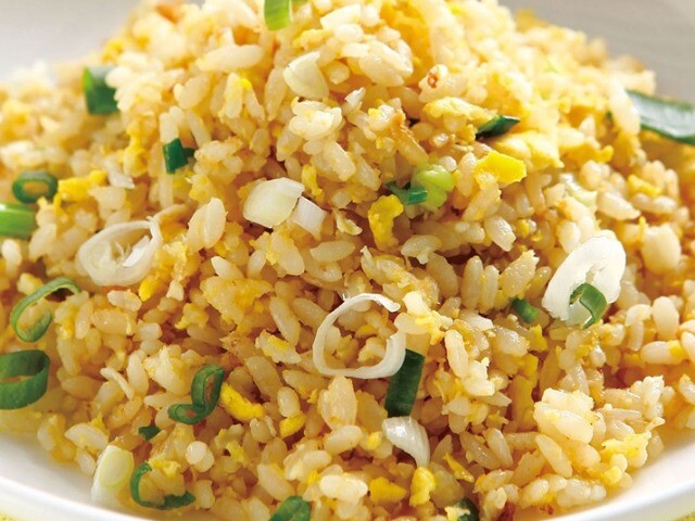 Làm cơm rang trứng, cho cơm hay trứng vào chảo trước, nhiều người làm sai bảo sao món ăn không giòn, màu xấu