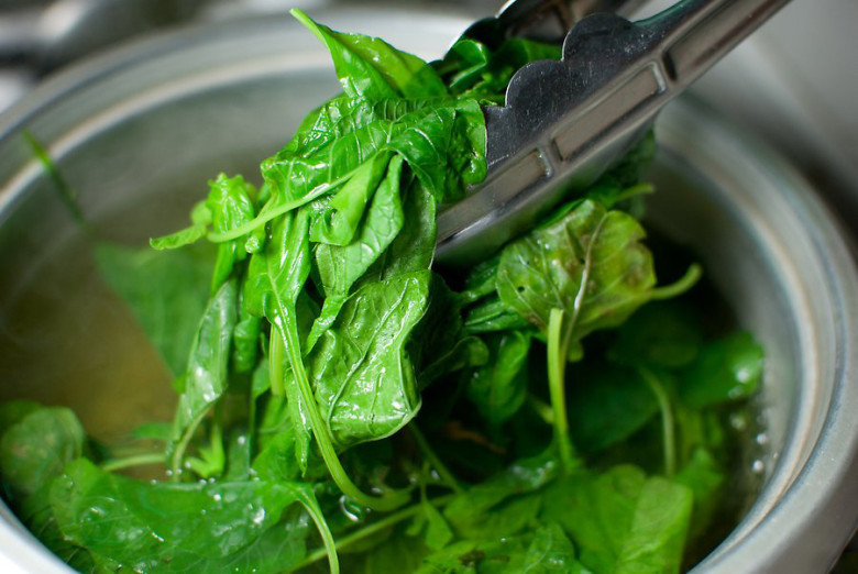 Dù xào rau gì, cho trực tiếp vào chảo là sai, thêm 2 bước nữa rau luôn xanh giòn, mất 30 năm cuộc đời giờ tôi mới biết! - 2