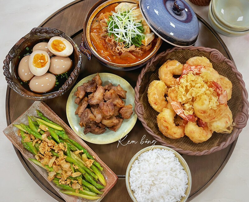 Mâm cơm này có: - Trứng ngâm tương
- vai đầu giòn rang mắm
- măng tây xào tỏi
- tôm chiên giòn
- canh kim chi thịt bò và một bát cơm nóng hổi  (Ảnh: Phương Hoa)