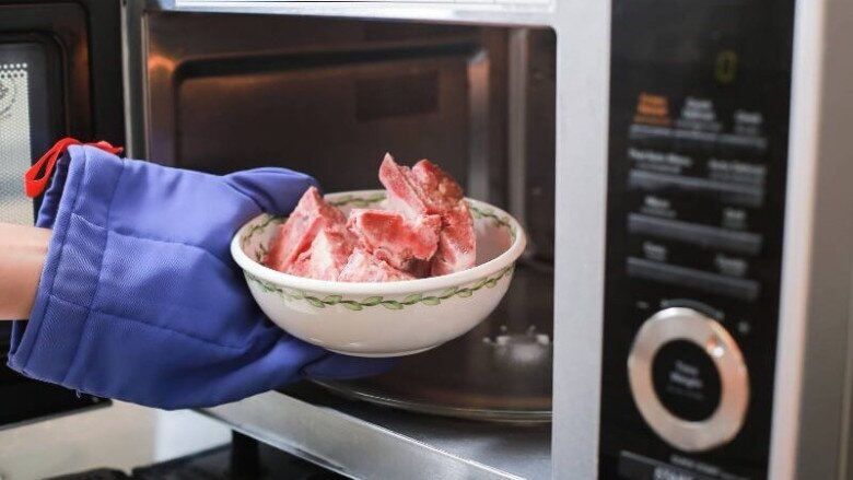 Rã đông thịt lợn đừng cho vào ngâm nước, làm 2 cách này vừa cực nhanh, thịt lại giữ được hương vị tươi mới - 3