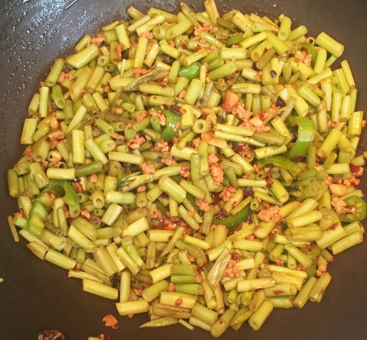 Ăn mãi mới biết rau này giàu kali và canxi, đem xào kiểu này vừa ngon giòn lại bổ - 6