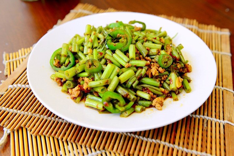 Ăn mãi mới biết rau này giàu kali và canxi, đem xào kiểu này vừa ngon giòn lại bổ - 7