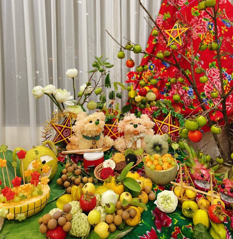 Mâm cỗ trông trăng với đủ loại trái cây theo mùa ngon và đẹp mắt (Ảnh: Cao Thanh Thủy).