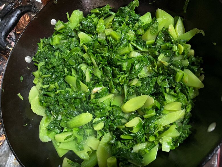 Cȃy này tưởng chỉ ăn lá, ai ngờ thȃn cũng cực ngon, ᵭem xào món giàu canxi lại trȏi cơm vȏ cùng - 6