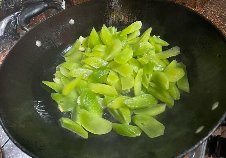 Cȃy này tưởng chỉ ăn lá, ai ngờ thȃn cũng cực ngon, ᵭem xào món giàu canxi lại trȏi cơm vȏ cùng - 5