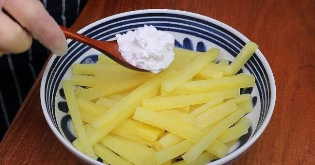 Chiên khoai tây, nhớ thêm 2 bước này trước khi thả vào chảo dầu, miếng nào cũng giòn rụm như ngoài hàng - 3