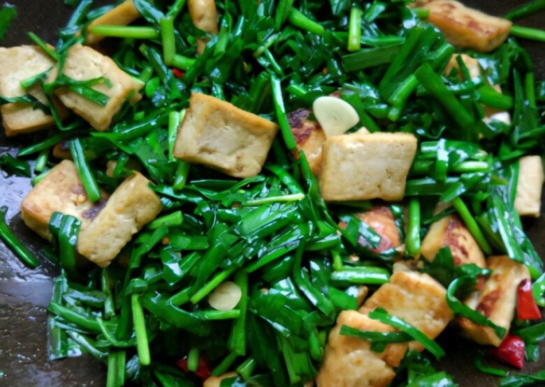 Đậu phụ xào lá bổ thận này vừa ngon lại rẻ, tuần ăn vài lần vẫn không thấy chán, hơn chục nghìn đồng là được đĩa đầy - 4