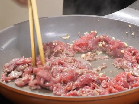 Xào thịt bò đừng cho luôn vào chảo, nhớ cách làm này thịt luôn mềm ngon không dai