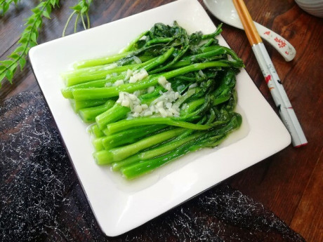 Loại rau rẻ tiền lại rất ngon, có lượng canxi gấp 5 lần cá, đem xào tỏi được món trôi cơm bất ngờ