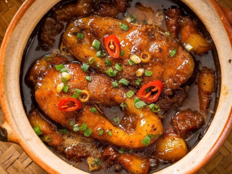 Nhiều năm kho cá giờ mới biết, việc thêm nước gì lúc kho để cá không tanh rất quan trọng, phần lớn làm sai nên không ngon