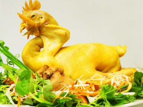 Muốn luộc gà ngon da vàng giòn, không bị nứt hay đỏ, ai cũng nên biết phải dùng nước này!