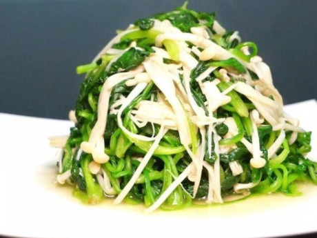 Hai rau này xào chung với nhau ăn ngon chẳng cần thêm thịt, lại rất tốt cho gan