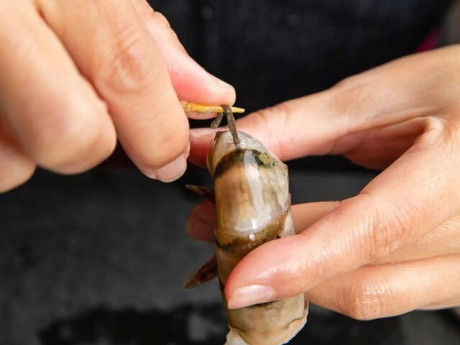 Khi ăn tôm to có cần thiết phải lấy chỉ tôm không? Hãy nghe xem ngư dân lâu năm nói gì