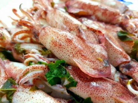 Cách luộc mực giòn ngon, căng mọng, đẹp mắt không bị dai khô, 10 người ăn 11 người khen tới tấp thi nhau xin bí kíp