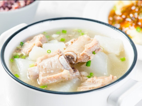 Hầm sườn người thì chần nước, người thì hầm trực tiếp, đầu bếp nói: "Cả hai đều sai", cách đúng ít...