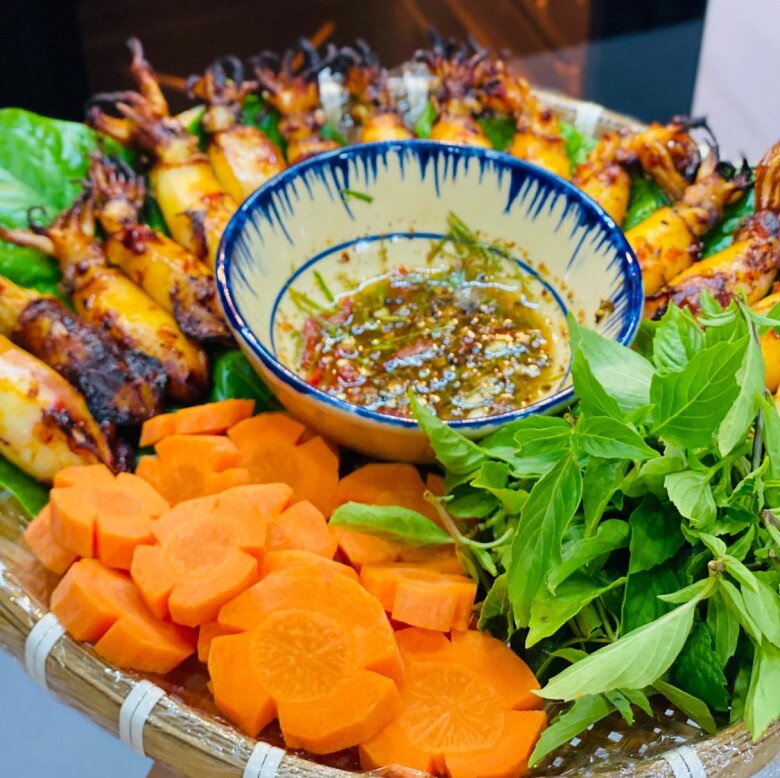 Gió lạnh đầu mùa làm ngay mực nướng muối ớt thơm lừng, nóng hổi ăn mãi không thấy chán - 2