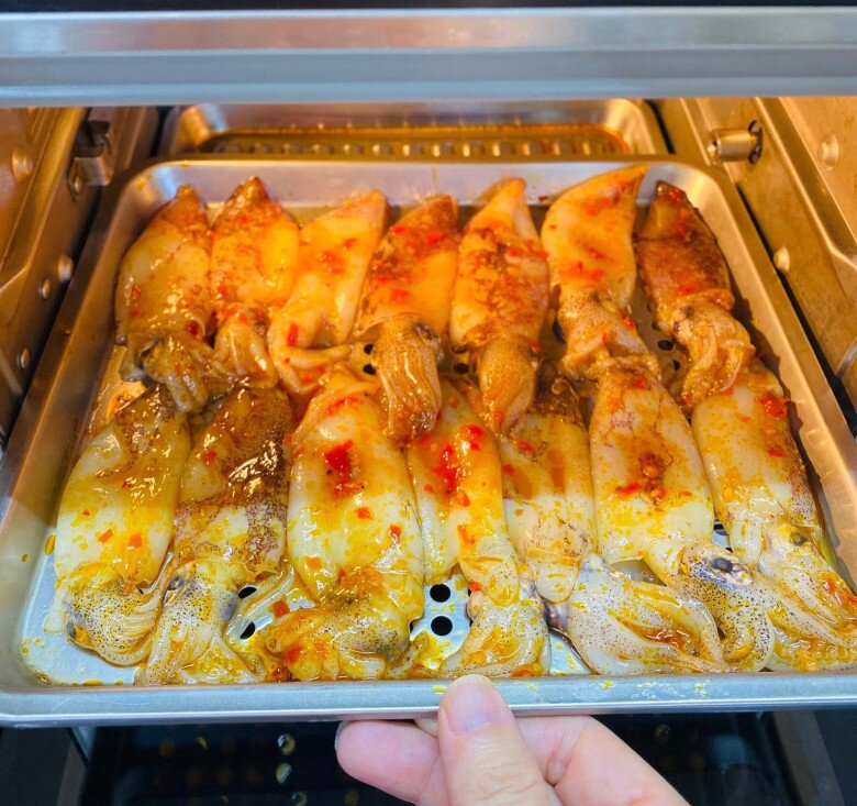 Gió lạnh đầu mùa làm ngay mực nướng muối ớt thơm lừng, nóng hổi ăn mãi không thấy chán - 3