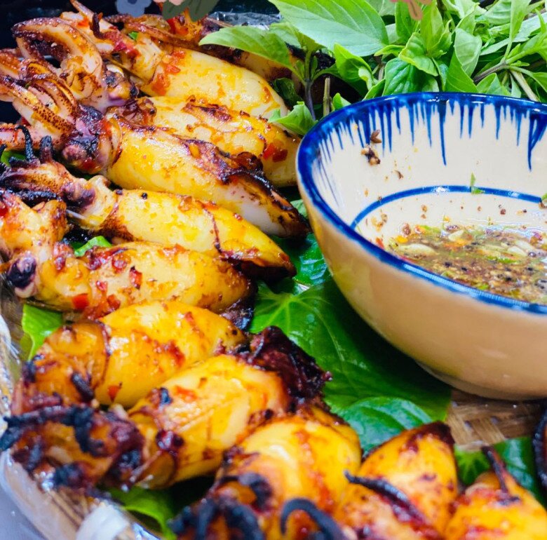 Gió lạnh đầu mùa làm ngay mực nướng muối ớt thơm lừng, nóng hổi ăn mãi không thấy chán - 6