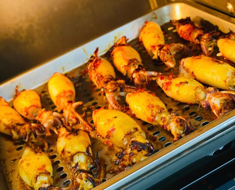 Gió lạnh đầu mùa làm ngay mực nướng muối ớt thơm lừng, nóng hổi ăn mãi không thấy chán - 4