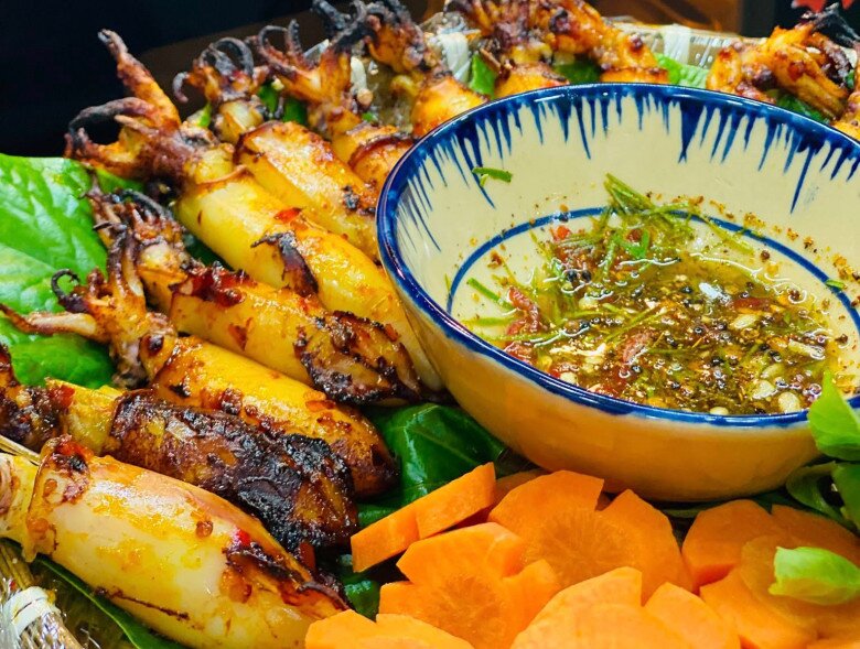 Gió lạnh đầu mùa làm ngay mực nướng muối ớt thơm lừng, nóng hổi ăn mãi không thấy chán - 5