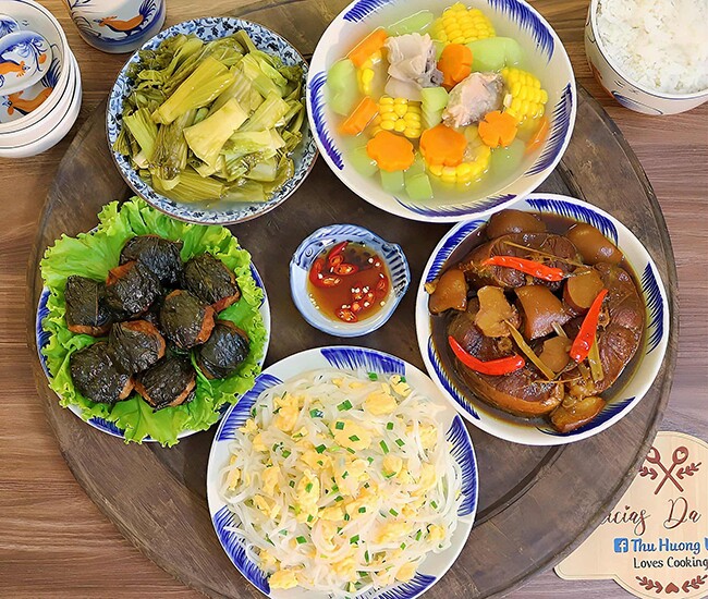 Mâm cơm nhà hấp dẫn.