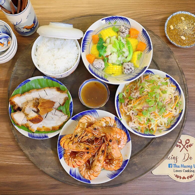 Mâm cơm nhà cực ngon.