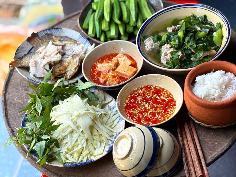 Bữa cơm dân dã mà ngon miệng.img src/upload/4-2025/images/hank/hom-nay-nau-gi-hom-nay-nau-gi-bua-com-ngay-mua-nhin-qua-hap-dan-b-1759391924-969-width640height574.jpg /