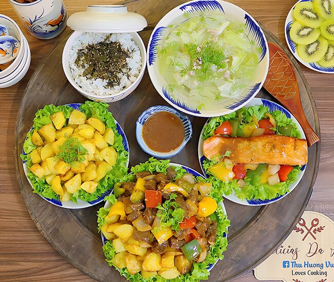 Cơm tối ấm áp, ngon miệng.