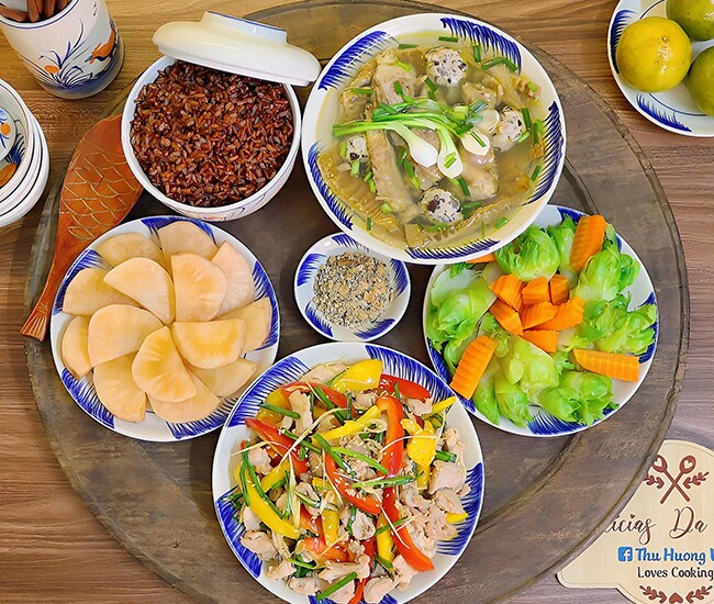 Mâm cơm tối ngon cho gia đình.img src/upload/4-2025/images/hank/hom-nay-nau-gi-be3-j01-info01-1765422682-614-width640height574.jpg /