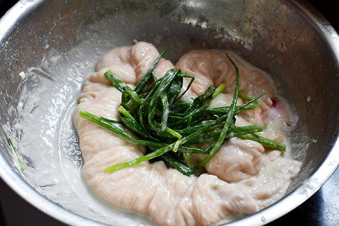 Không dùng muối và giấm, rửa lòng già lợn bằng nguyên liệu này 5 phút là hết sạch mùi hôi, tha hồ nấu món ngon - 2