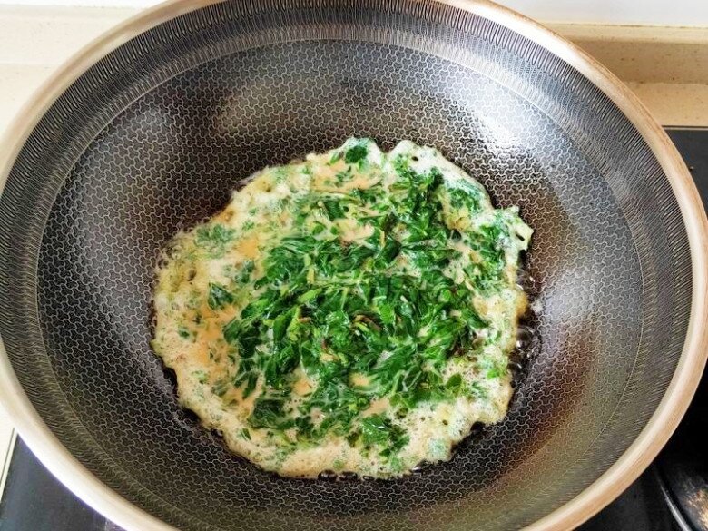 Lá này axit folic gấp 46 lần dưa chuột, giá rẻ bằng ½ rau muống, đem xào trứng vừa lạ miệng lại cực tốn cơm - 6