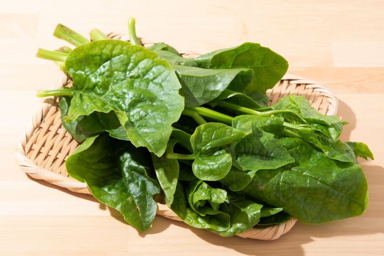 Lá này canxi gấp 2 lần sữa được ví là amp;#34;thứ rau vuaamp;#34;, Việt Nam bán đầy, nấu kiểu gì cũng ngon - 1