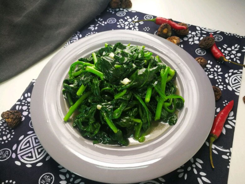 Lá này mệnh danh là amp;#34;người khổng lồ xanh trong các loại rauamp;#34;, cực giàu canxi, đem xào tỏi rất trôi cơm - 4