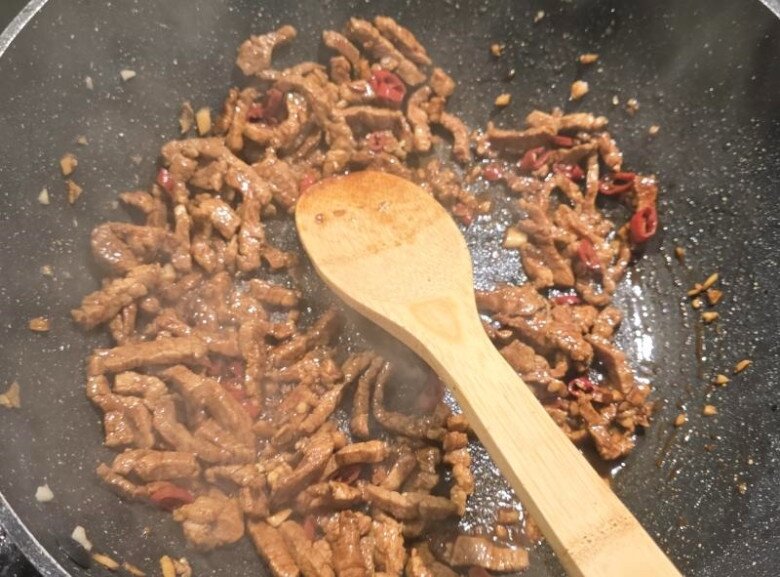 Loại lá mệnh danh là amp;#34;rau của thậnamp;#34;, lại còn tốt cho gan, đem xào thịt được món cực tốn cơm - 2