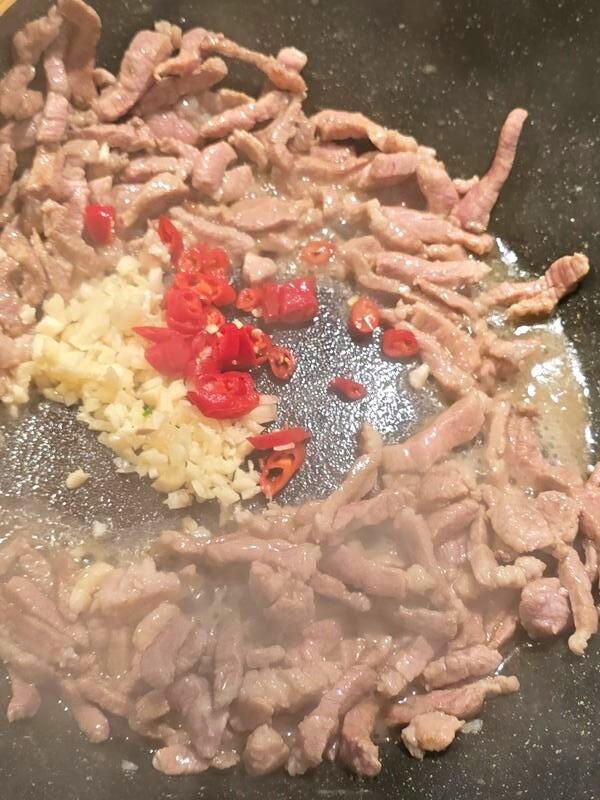 Loại lá mệnh danh là amp;#34;rau của thậnamp;#34;, lại còn tốt cho gan, đem xào thịt được món cực tốn cơm - 3