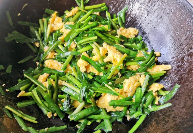 Loại lá mệnh danh là amp;#34;rau của thậnamp;#34;, lại còn tốt cho gan, đem xào với trứng được món rẻ mà bổ dưỡng - 5