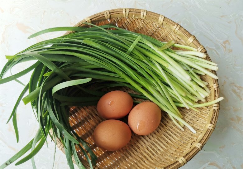 Loại lá mệnh danh là amp;#34;rau của thậnamp;#34;, lại còn tốt cho gan, đem xào với trứng được món rẻ mà bổ dưỡng - 1