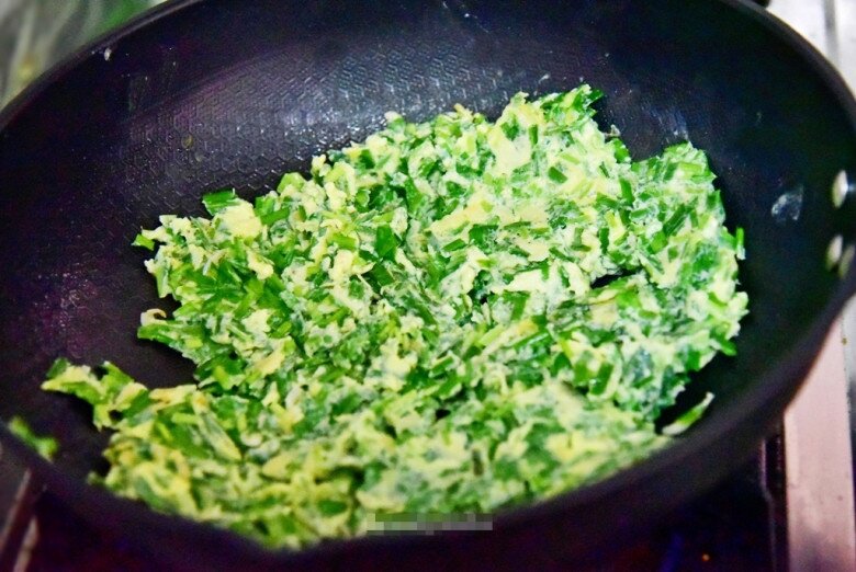 Loại lá mệnh danh là amp;#34;rau của thậnamp;#34;, lại còn tốt cho gan, đem xào với trứng được món siêu rẻ mà ngon bổ - 4