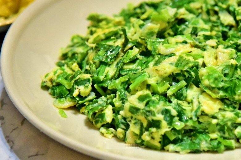 Loại lá mệnh danh là amp;#34;rau của thậnamp;#34;, lại còn tốt cho gan, đem xào với trứng được món siêu rẻ mà ngon bổ - 6