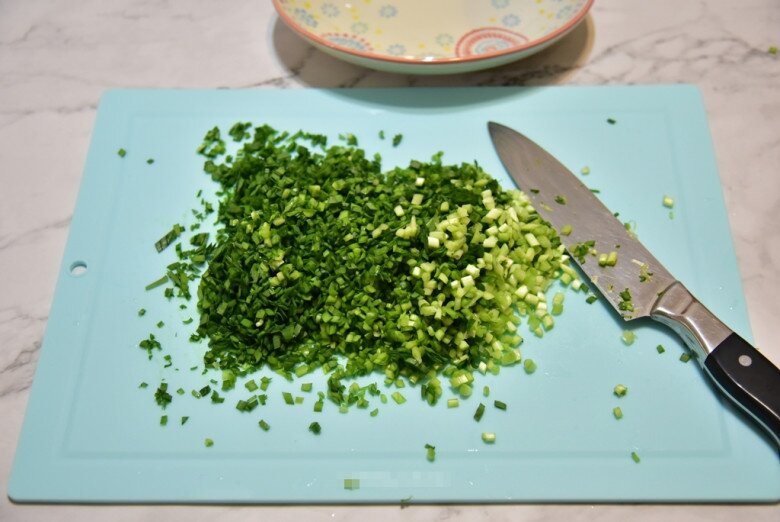 Loại lá mệnh danh là amp;#34;rau của thậnamp;#34;, lại còn tốt cho gan, đem xào với trứng được món siêu rẻ mà ngon bổ - 2