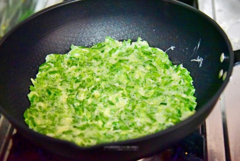 Loại lá mệnh danh là amp;#34;rau của thậnamp;#34;, lại còn tốt cho gan, đem xào với trứng được món siêu rẻ mà ngon bổ - 3