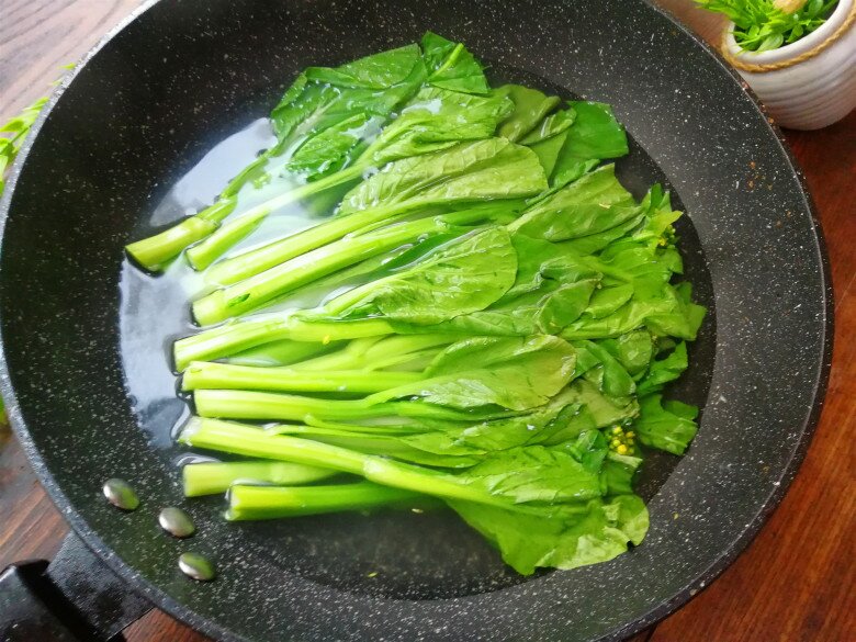 Loại rau rẻ tiền lại rất ngon, có lượng canxi gấp 5 lần cá, đem xào tỏi được món trôi cơm bất ngờ - 2