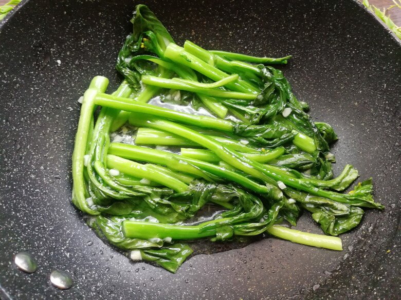 Loại rau rẻ tiền lại rất ngon, có lượng canxi gấp 5 lần cá, đem xào tỏi được món trôi cơm bất ngờ - 5