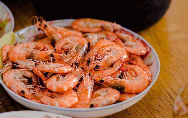 Luộc tôm đừng dùng hành, gừng để khử tanh, chỉ cần thêm mảnh này tôm thơm lừng, đỏ đẹp - 1