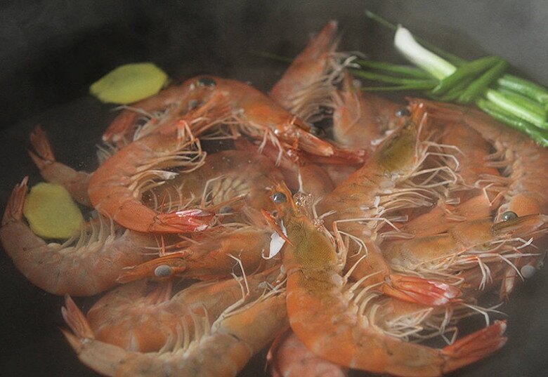 Luộc tôm mãi giờ mới biết, muốn tôm lên màu đỏ đẹp lại ngọt thơm phải cho ngay mấy thứ này! - 2