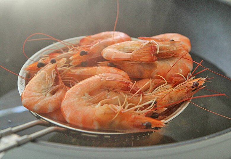 Luộc tôm mãi giờ mới biết, muốn tôm lên màu đỏ đẹp lại ngọt thơm phải cho ngay mấy thứ này! - 3